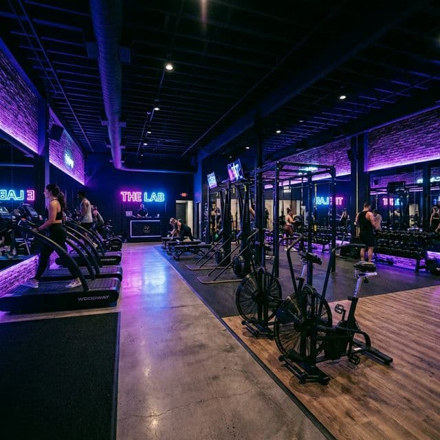 Personas haciendo ejercicio en un estudio moderno